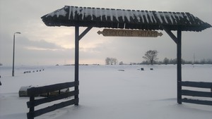 Jeszcze we wrześniu, na tym placu w Kiełczewie, hucznie bawiono się z okazji dożynek gminnych.Brama - wjazd na plac rekreacyjno-sportowy w Kiełczewie przy ul.Polnej. Autor: Rafał Trączyński