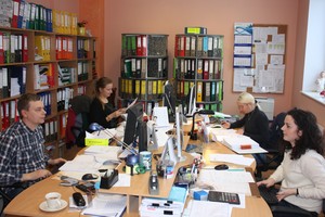 W Biurze rachunkowym Dylawerska w Kościanie był to normalny dzień pracy. Na zdjęciu wykonanym około południa pracownicy, od lewej: Marcin Jankowiak (rodzynek w Biurze), Magdalena Janowicz, Sylwia Szymanowska i Kasia Włodarczak. Zdjęcie wykonał Jerzy Wizerkaniuk