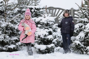 Autor - Tomasz Galus. Zdjęcie przedstawia moje dzieci bawiące się w ogrodzie koło domu w Widziszewie podczas spędzania wolnego czasu.