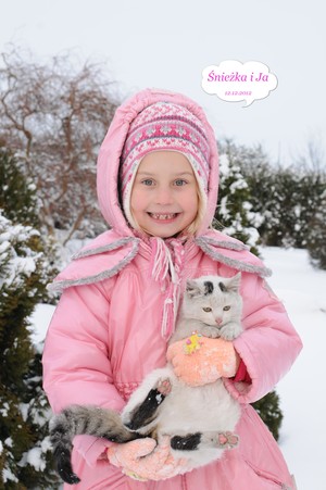 Autor - Agnieszka Galus. Zdjęcie przedstawia moją sześcioletnią córkę Wiktorię z jej kotkiem. Zdjęcie wykonałam w ogrodzie koło domu w Widziszewie.