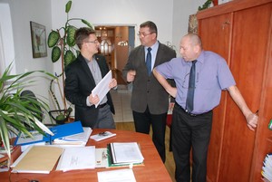 Autor - Mateusz Nejranowski. Dyskusja w Urzędzie Miasta i Gminy Krzywiń po właśnie co rozstrzygniętym przetargu na budowę sieci wodociągowych na terenie gminy. Na zdjęciu pracownicy Urzędu Pan Jacek Porankiewicz, Pan Andrzej Dembski, oraz Pan Bartosz Kobus.