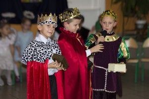 Autor – Dawid Korbik. Zdjęcie przedstawia trzech króli z jasełek klasy zerowej z Zespołu Szkół nr 4 w Kościanie, wśród nich mój brat Kuba (pierwszy z lewej).