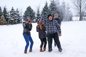 Autorka - Barbara Zaborska. Na zdjęciu członkowie Koła FOTO-WIDEO z Gimnazjum im. Jana Pawła II w Starych Oborzyskach po zakończeniu zabawy na śniegu: Sandra Głowicka, Wiktoria Kasińska, Adam Bossy i Wojtek Dyrcz. Autorka jest opiekunem Koła.