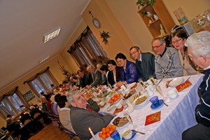 Autorka - Barbara Zaborska. Spotkanie wigilijno-noworoczne Klubu Seniora ze Starych Oborzysk w Domu Parafialnym w Starych Oborzyskach. Na spotkaniu był obecny także proboszcz parafii pw. NMP Pocieszenia i św. Mikołaja w Starych Oborzyskach - ks. Wojciech Słomiński, radny ze Starych Oborzysk - Zdzisław Gidaszewski oraz sołtysi z wiosek, z których mieszkańcy należą do Klubu Seniora.