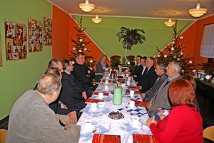 Autorka - Barbara Zaborska. Spotkanie wigilijne ks. Proboszcza Wojciecha Słomińskiego z Radą Duszpasterską i Radą Ekonomiczną Parafii pw. NMP Pocieszenia i św. Mikołaja w Starych Oborzyskach. Spotkanie miało miejsce w Domu Parafialnym w Starych Oborzyskach.