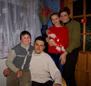 Autorka - Barbara Zaborska (przy pomocy samowyzwalacza). Zdjęcie rodzinne za zakończenie bardzo pracowitego dnia - Barbara i Michał Zaborscy z 10-letnią córką Dominiką i 9-letnim synem Mateuszem. Miejsce wykonania - mieszkanie w Starych Oborzyskach.