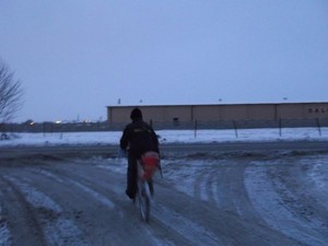 Autor: Barbara Kretschmer. Pani listonoszka na ul.Sierakowskiego w Kościanie. Zdjęcie zrobiono podczas spaceru.