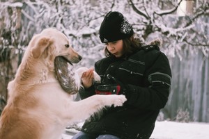 Julia Tycner - zdjęcie przedstawia mojego 12-letniego brata Konrada podczas zabawy z psem Pepsi.