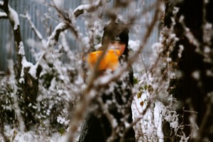  Julia Tycner - zdjęcia przedstawia mojego brata za krzewami w ogrodzie.