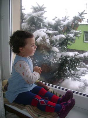 Fot.Anna Kaminska. Moja 2-letnia córeczka Malwinka i jej zachwyt grudniowym śniegiem.