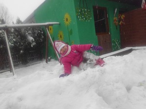 Fot. Karol Mikołajczak. Zdjęcie przedstawiają moją prawie 3-letnią córeczkę Nicolke Mikołajczak z Kiełczewa. Relaks na śniegu