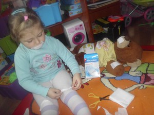 Fot. Karol Mikołajczak. Zdjęcie przedstawiają moją prawie 3-letnią córeczkę Nicolke Mikołajczak z Kiełczewa.Zabawa plasterkami