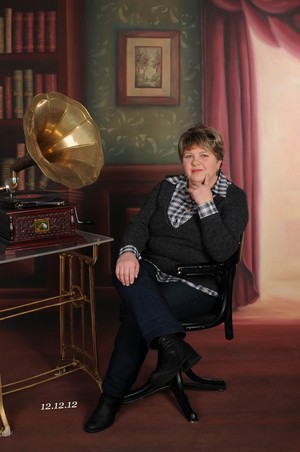 Autor – Agnieszka Galus (fotograf z Widziszewa). Na zdjęciu Arleta Krysmann urodzona 12.12.1963r.21 lat mieszkałam w Przysiece Starej nr. 12. Na zdjęciu w zaciszu domowym - relaks i odpoczynek.