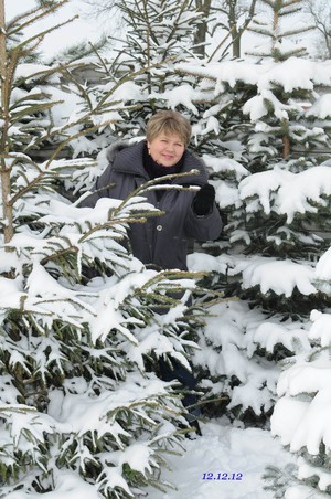 Autor – Agnieszka Galus (fotograf z Widziszewa). Na zdjęciu Arleta Krysmann urodzona 12.12.1963r.21 lat mieszkałam w Przysiece Starej nr. 12. Na zdjęciu w choineczkach w swoim ogrodzie w Widziszewie.