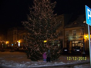 Autor- Mariusz Adamczak: Choinka na kościańskim rynku a pod choinką Amelka ur.22.12.2009r i Jakub ur.25.01.2008r. Godz.16:30