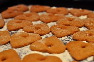 Autor: Zuzanna Klorek. Świeżo wyjęte z pieca pierniki. Zdjęcie wykonane w moim domu w Głuchowie.