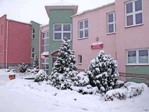 Sandra Głowicka. Wejście główne Gimnazjum im. Jana Pawła II w Starych Oborzyskach - w zimowej scenerii. Zdjęcie wykonano w ramach działalności gimnazjalnego Koła FOTO-WIDEO.