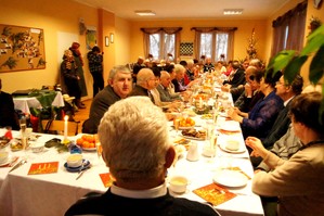 Autorka - Sandra Głowicka. Spotkanie wigilijno-noworoczne Klubu Seniora ze Starych Oborzysk w Domu Parafialnym w Starych Oborzyskach. Na spotkaniu był obecny także proboszcz parafii pw. NMP Pocieszenia i św. Mikołaja w Starych Oborzyskach - ks. Wojciech Słomiński, radny ze Starych Oborzysk - Zdzisław Gidaszewski oraz sołtysi z wiosek, z których mieszkańcy należą do Klubu Seniora. Zdjęcie wykonano w ramach działalności Koła FOTO-WIDEO z Gimnazjum im. Jana Pawła II w Starych Oborzyskach (opiekun koła i dwoje uczestników zostało uwiecznionych na focie - stoją przy drzwiach).