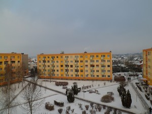Fot. Emilia Chrzanowska. Bloki w nowej elewacji na os. Jagiellońskim w Kościanie oraz skwer w zimowej szacie. Zdjęcie wykonałam z okna na czwartym piętrze os. Jagiellońskie 10/10.