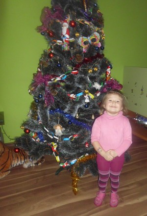 Fot.Małgorzata Mikołajczak. Na zdjęciu moja prawie trzyletnia córka Nicola z już ubraną  choinką w domu w Kiełczewie. 