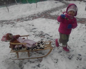 Fot.Małgorzata Mikołajczak. Na zdjęciu moja prawie trzyletnia córka Nicola podczas zabawy na śniegu z ulubionym misiem koło domku w Kiełczewie 