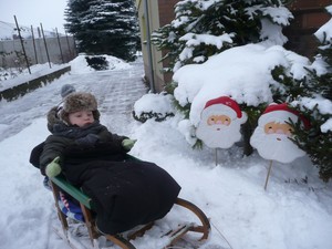 Fot. Ewa Żurczak. Wnuczek Antoś na spacerku w zaśnieżonym ogrodzie - 12.12.2012, godz.15.15