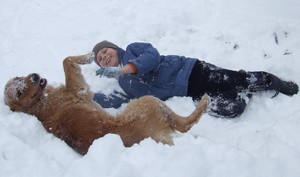 Autor: Roman Grabara. Zdjęcie przedstawia mojego syna Kajetana ze swoim przyjacielem psem Drago w trakcie zabawy na śniegu. Zdjęcie wykonałem na naszym podwórku w Starym Luboszu dnia 12.12.2012 roku.
