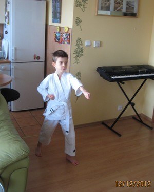 Autor: Adam M. Nowak. Mój 7 letni wnuczek Alan Szmatuła, u dziadków na Os. Konstytucji 3 Maja w Kościanie - demonstruje ćwiczenie karate-Kata.