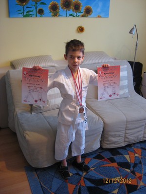 Autor: Adam M. Nowak. Mój 7 letni wnuczek Alan Szmatuła, u dziadków na Os. Konstytucji 3 Maja w Kościanie - z medalami i dyplomami zdobytymi na V MIKOŁAJKOWYM TURNIEJU KARATE DLA DZIECI W LESZNIE.