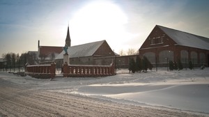 Autor: Marcelina Krysiak. Figura Matki Boskiej, kościół i tereny probostwa w Wonieściu.