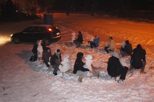 Autor: Weronika Budzyn, Tomek Gasztecki. Zdjęcie przedstawia dwanaście osób z dwunastoma bałwanami na dwunastu sankach, które wybierają się na kulig dnia 12.12.12. Zostało ono wykonane w Starych Oborzyskach na parkingu przy kościele.  Osoby na zdjęciu - aczynając od pierwszych sanek za samochodem: Mały Marek, Gęzik, Kika, Kędzior, Gremlin, Gaweł, Boski NORB, Juras, Steryd, Murek, Nowy, BeerBoy. 