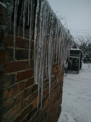 Autor : Weronika Budzyn. Zdjęcie przedstawia topniejące sople zwisające z dachu kotłowni.Zostało ono wykonane w Kiełczewie.  