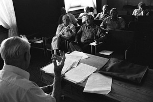 Członkowie TMZK podczas czerwcowego wykładu w 2000r. W pierwszym rzędzie siedzą (od lewej) p. Marian Koszewski i prezes Zdzisław Witkowski. W głębi p. Jadwiga Czarna – kierownik Biblioteki Miejskiej.