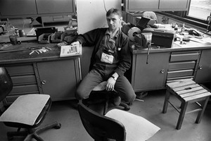 Pracownik wytwórni papierosów przygotowuje się do zdania egzaminu prowadzenia wózków widłowych w nadziei na zdobycie nowej pracy.