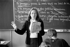 Lidia Wegner prowadzi lekcję języka francuskiego w LO