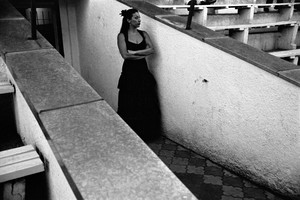 Hiszpańska tancerka flamenco oczekująca na swój występ na stadionie.